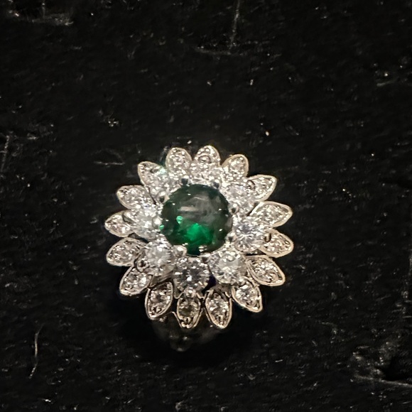 Jewelry - Elegant Silver and Green Floral Ring